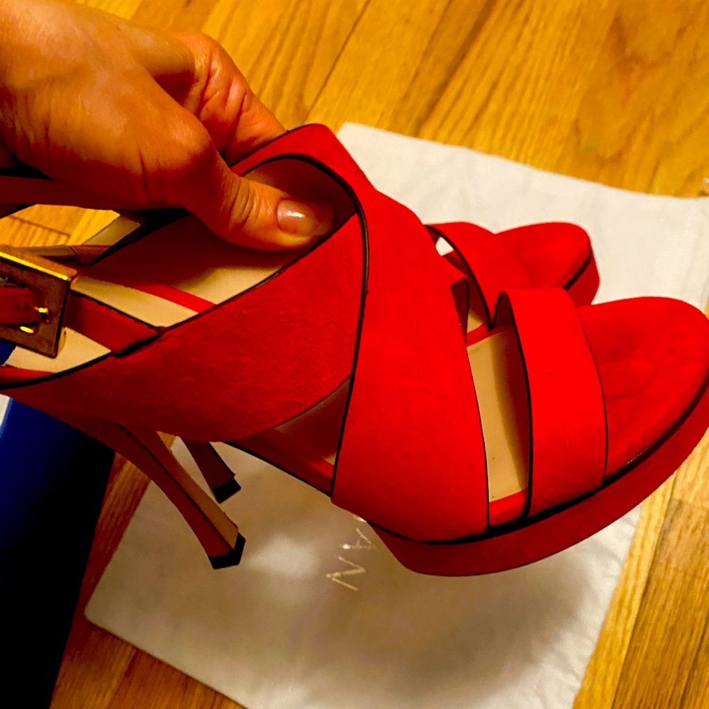 Stuart Weitzman 
Description
Stuart Weitzman Suede Slingback Sandals